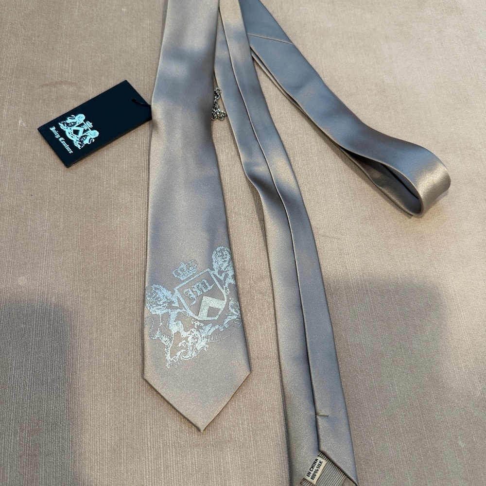 NWT Men’s Juicy Couture Silver Tie with Crest Design 100% Silk